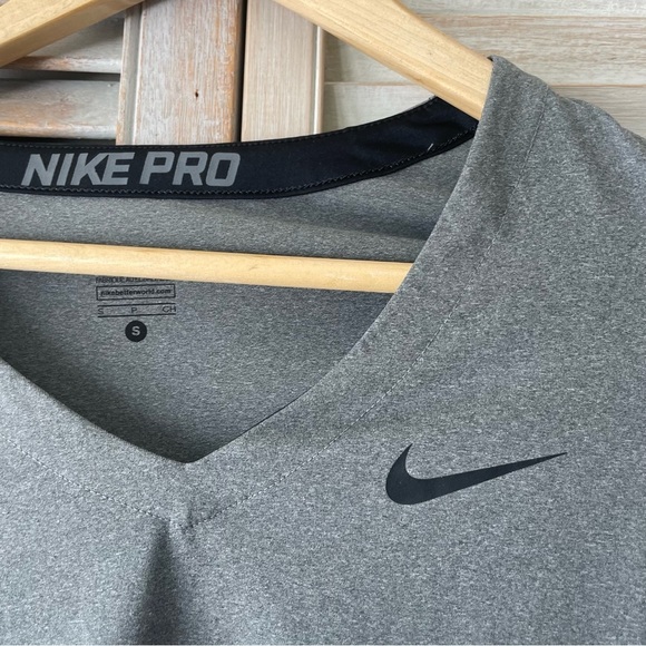 Nike PRO grey short sleeve v-neck size:S - Picture 5 of 5
